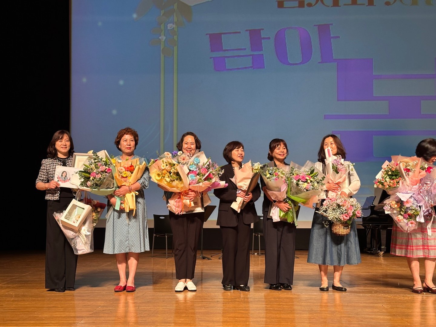 부천시 관련 시상식 무대에서 찍은 단체사진